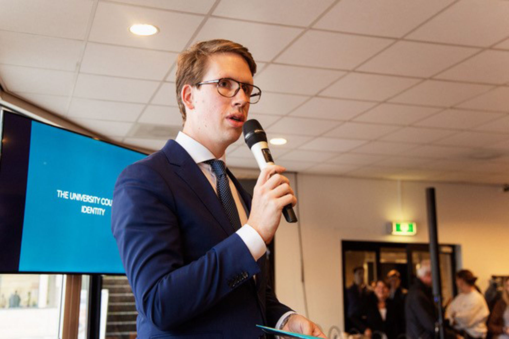 Op zoek naar eenheid: de Universiteitsraad en het Hoffman-onderzoek