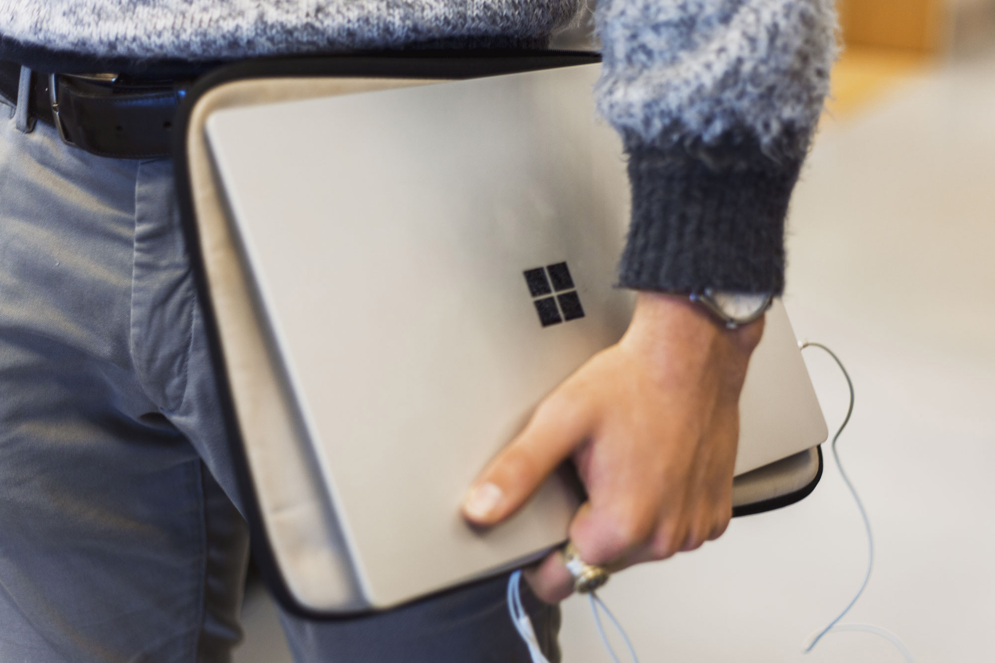 Een diefstal op heterdaad, een achtervolging met een marathon lopende beveiliger en daaropvolgend een potentiële uitzetting uit Nederland. Het gebeurde allemaal op de campus..