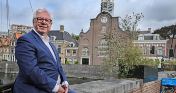 Harry Geerlings voor de Pelgrimvaderskerk