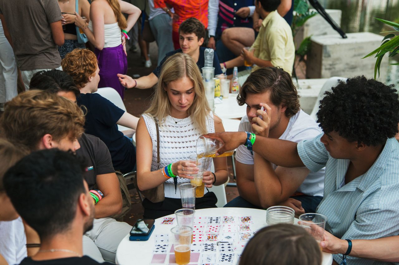 bier delen ssr gezelligheidsvereniging terras intro student_association_eurekaweek_2023_ssr_06 – aysha gasanova