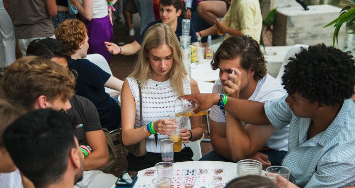 bier delen ssr gezelligheidsvereniging terras intro student_association_eurekaweek_2023_ssr_06 – aysha gasanova