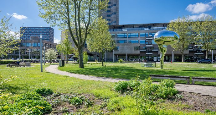 Erasmus Universiteit campus park noord Erasmus tinbergen scooters uitzicht kunstwerk stein weisen 2024_290424-141_Ronald van den Heerik