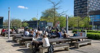 Erasmus Universiteit campus serie terras studenten foodcourt 2024_290424-014_Ronald van den Heerik