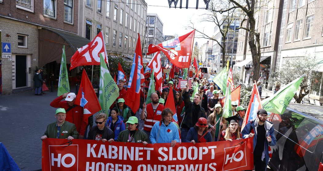 24.HO hogeronderwijs protest_budgetcuts_staking_student_medewerkers_optocht_grote banner_wittedewith_closeup_8.4.25_Daan Stam