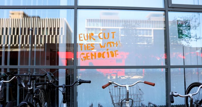 schoonspuiten cleaning graffiti tentenkamp encampment gaza protest_van der goot_eur_9_19.5.2025_Esther Dijkstra