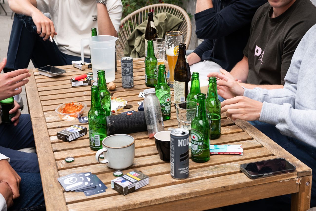 stock_kralingen_studentenhuizen_bier drinken drank buiten studenten tafel_2_16.5.25_Tyna Le