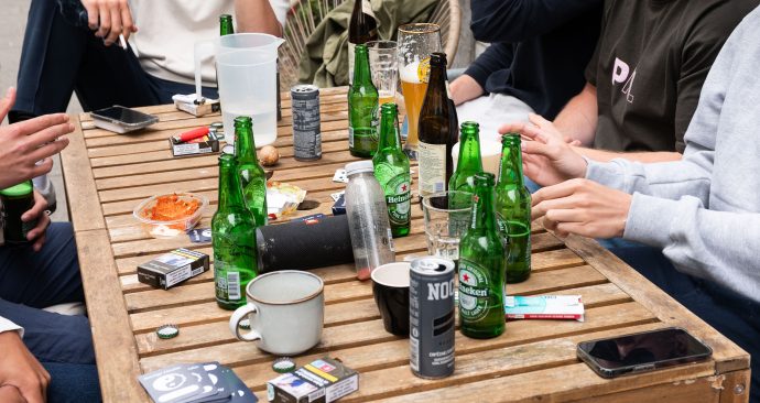 stock_kralingen_studentenhuizen_bier drinken drank buiten studenten tafel_2_16.5.25_Tyna Le