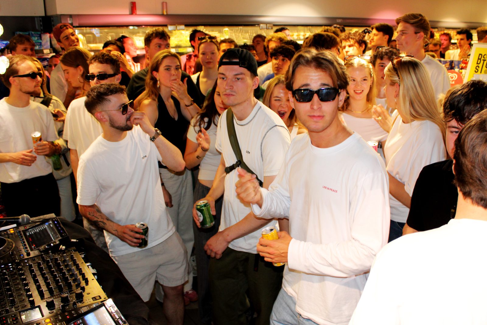 Rave_SPAR_Michel de Hey_binnen_studenten_dansen_promotie_earthwater_17.6.2025_1_Esther Dijkstra