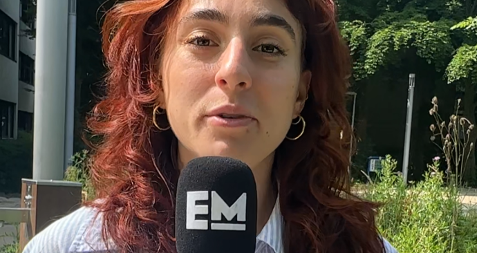 Presentator Alice presenteert newsflash 39