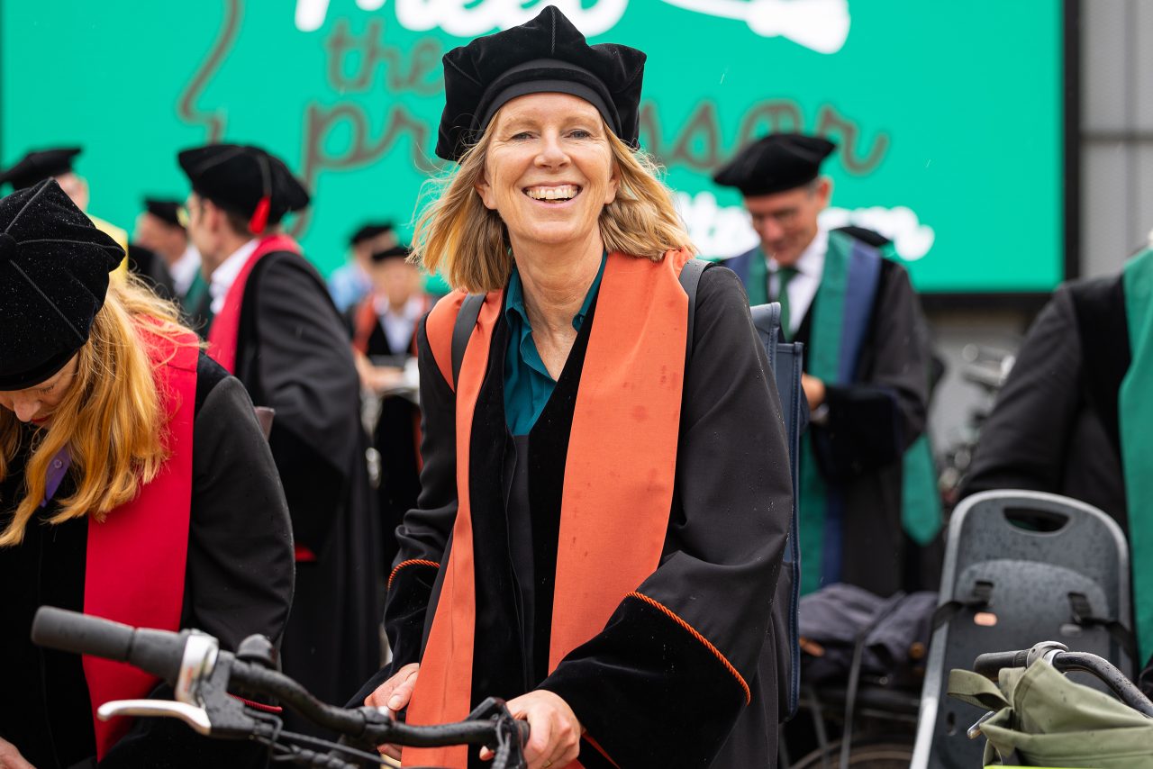 Jantine Schuit_Meet_the_Professor_26062025_Erasmus_Plaza_fietsen_PienDuthmann