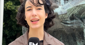 Verslaggever Defne presenteert newsflash 40