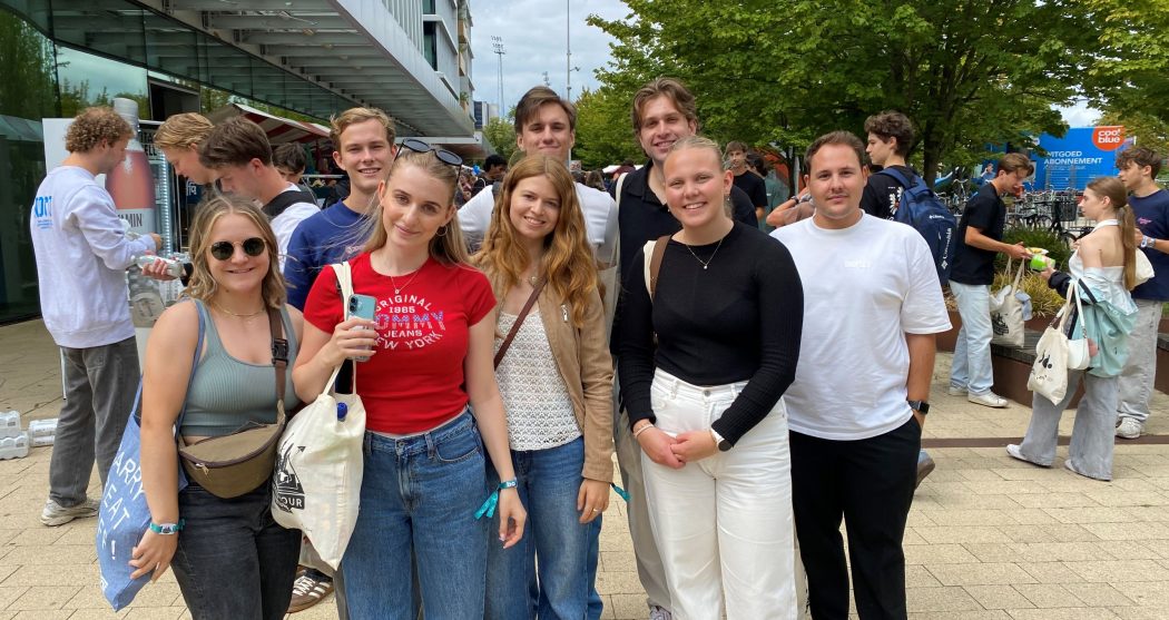 Eurekaweek 2025 Jamal op zoek naar verre vrienden Una met witte broek(2)