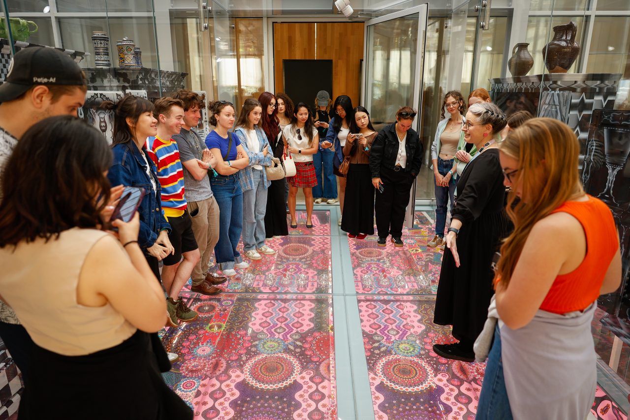 eurekaweek2025_museumtour depot boijmans_vloer_kunst_studenten_20.8.2025_daan stam