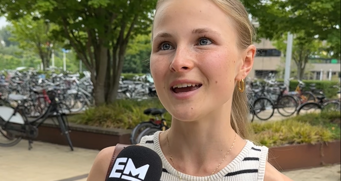 Een student wordt geïnterviewd door verslaggever Defne over haar tips voor eerstejaarsstudenten