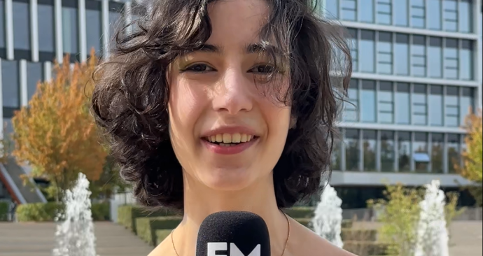 Verslaggever Defne presenteert EM TV newsflash van 1 september 2025