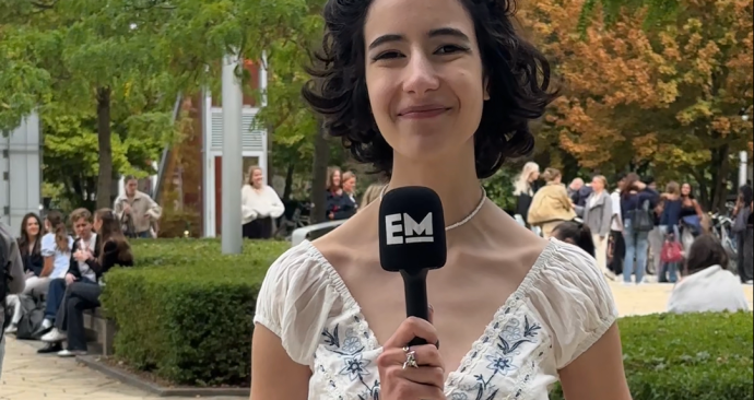 Verslaggever Defne presenteert newsflash 2