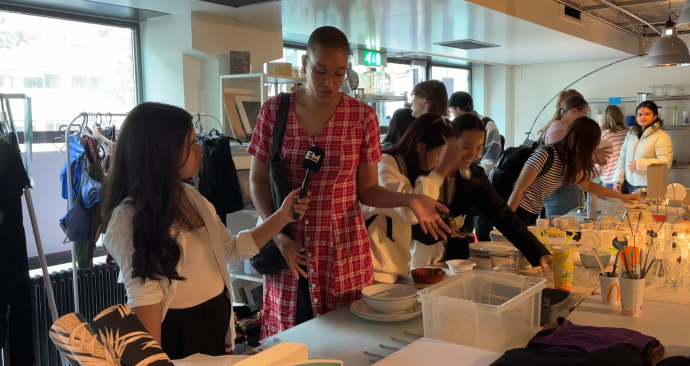 Verslaggever Saskia interviewt een student in de Swap Shop