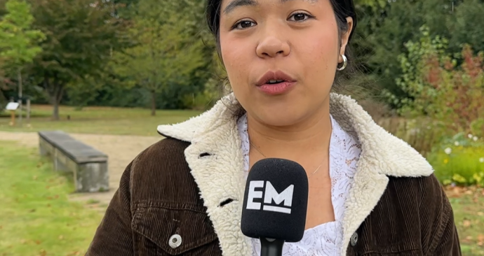 Verslaggever Saskia Electra presenteert de EM TV newsflash van maandag 15 september 2025