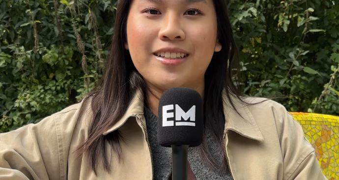 verslaggever Serafina presenteert de newsflash