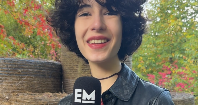 Verslaggever Defne presenteert de newsflash van maandag 13 oktober