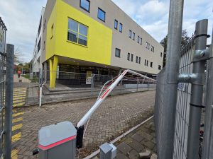 brand tinbergen kapot gereden slagboom