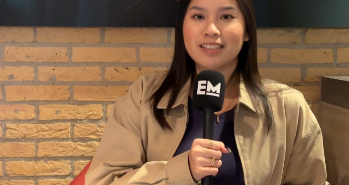 Verslaggever Serafina Do presenteert de EM TV newsflash van 27 oktober 2025