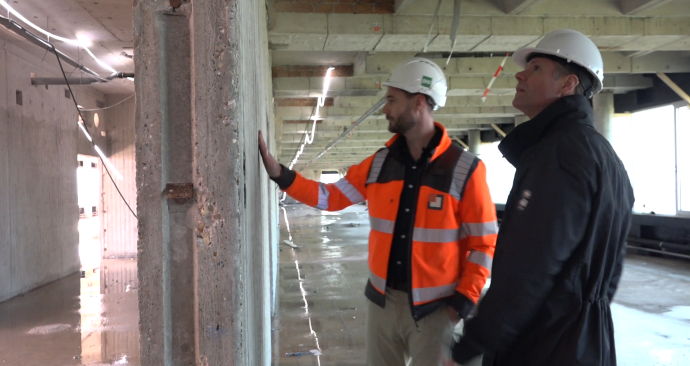 20251023_report_tourofTinbergenrenovation_still2_NoravanderSchoor