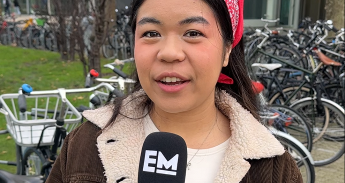 Verslaggever Saskia Electra presenteert de EM TV newsflash van maandag 10 november 2025