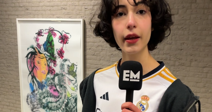 Verslaggever Defne Işik presenteert de newsflash van maandag 1 december 2025,