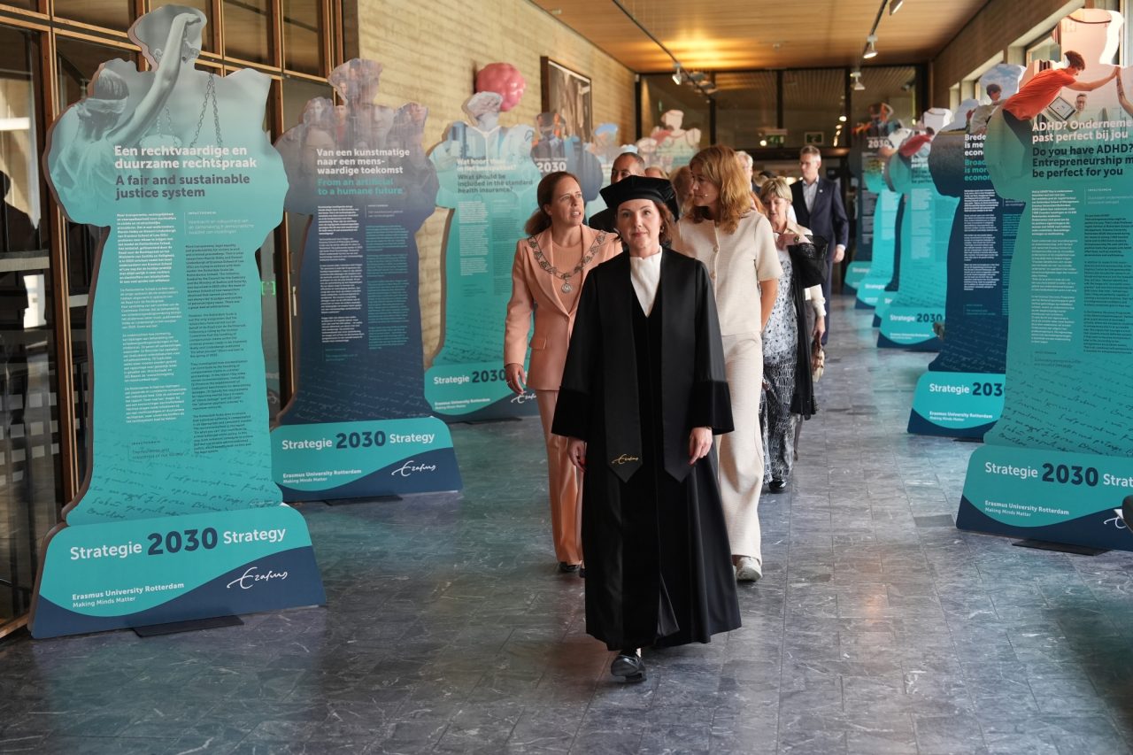 Cortège tijdens Opening Academisch Jaar 2025 met achter de padel burgemeester Carola Schouten naast haar hoogleraar en bestuursvoorzitter Annelien Bredenoord_door Arie Kers