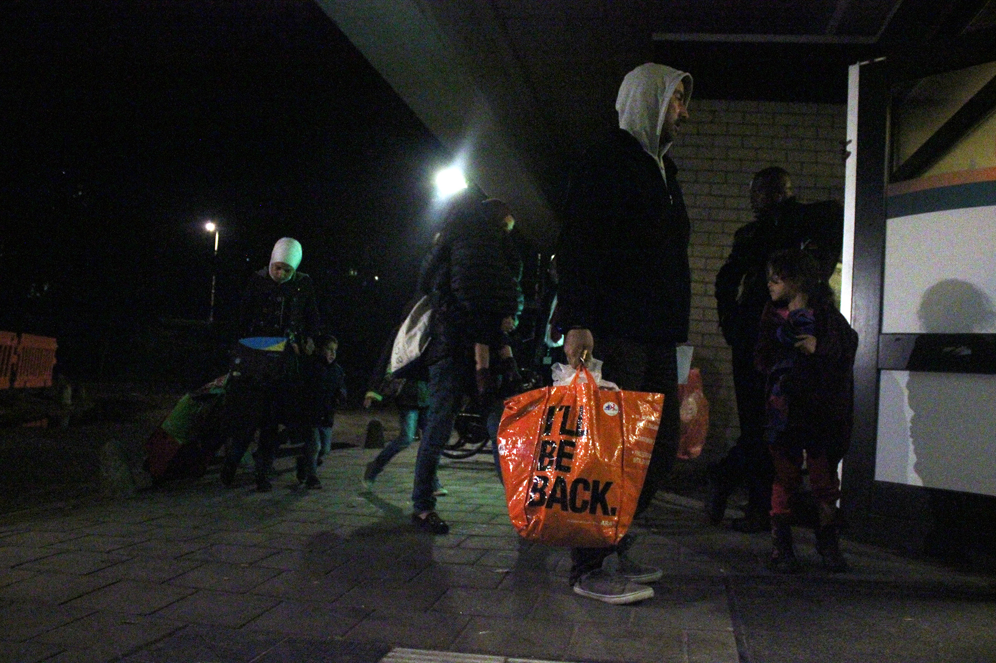 vluchtelingen-komen-aan-in-sportgebouw1