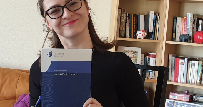 Alexandra Rusu met haar proefschrift