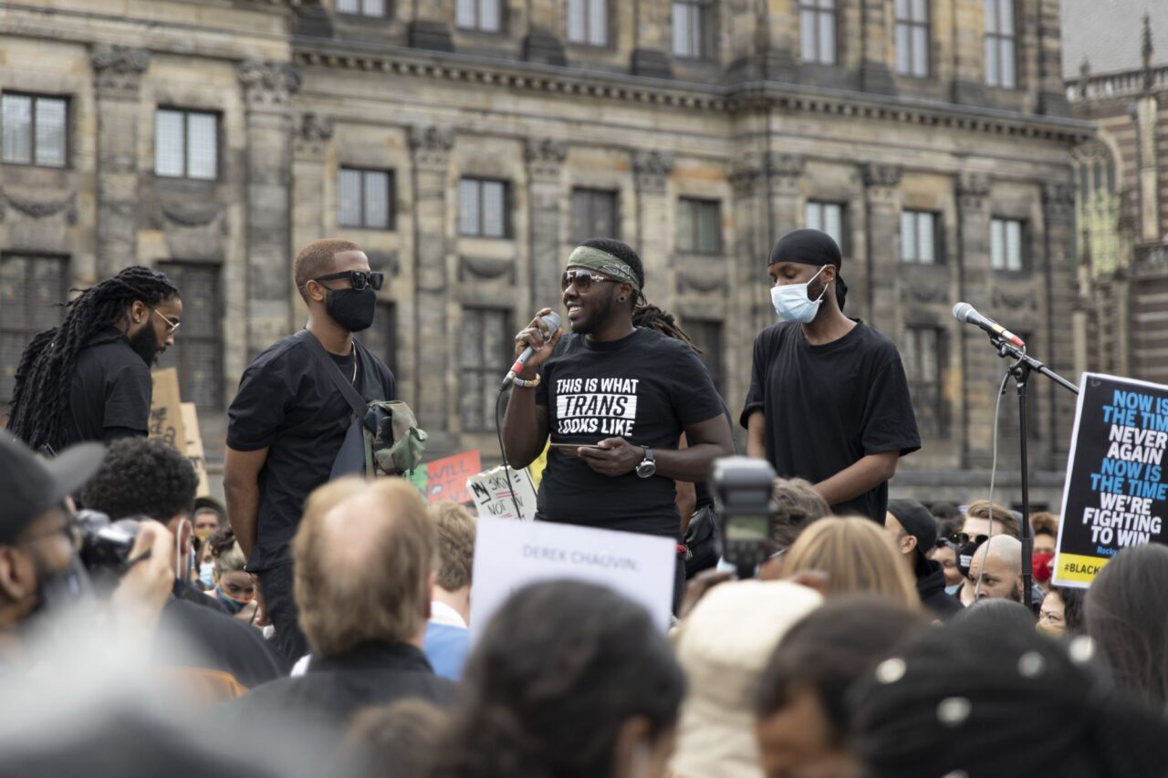 Black-Lives-Matter-demonstratie-Amsterdam-foto-Wouter-Sterrenburg-6-of-10-2000px-1280×853-11