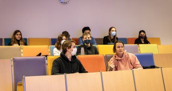 De onderwijsgroep van tutor Bhavika Avapa in het Mandevillegebouw.