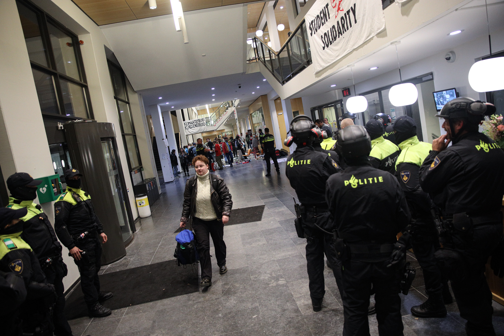 Police clear Sanders building, about ten protesters led away Erasmus