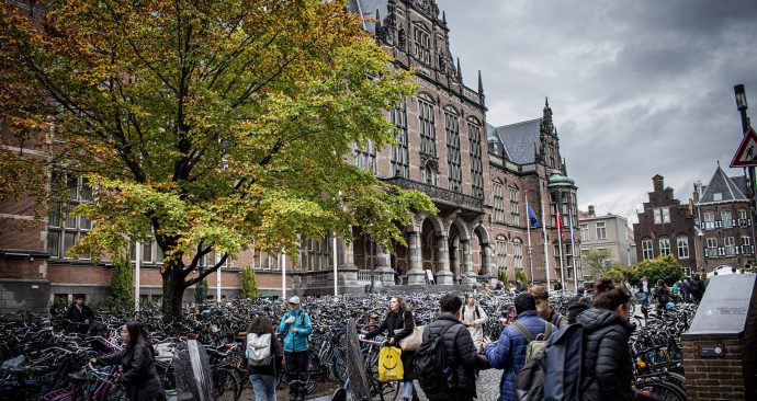 Drukte voor het Academiegebouw op een herfstdag in oktober.