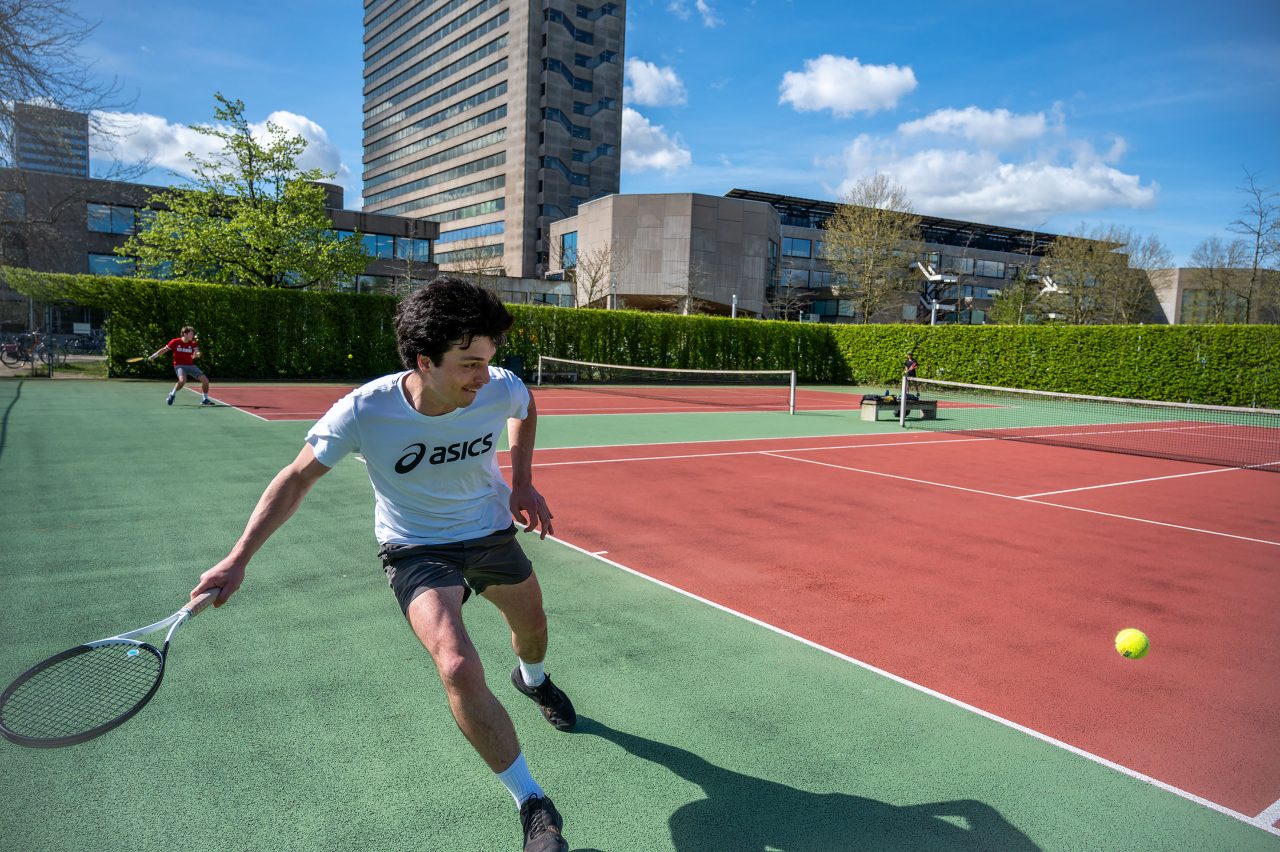 Erasmus Universiteit campus serie studenten tennis tenniscourt Tinbergen_100424-194_Ronald van den Heerik