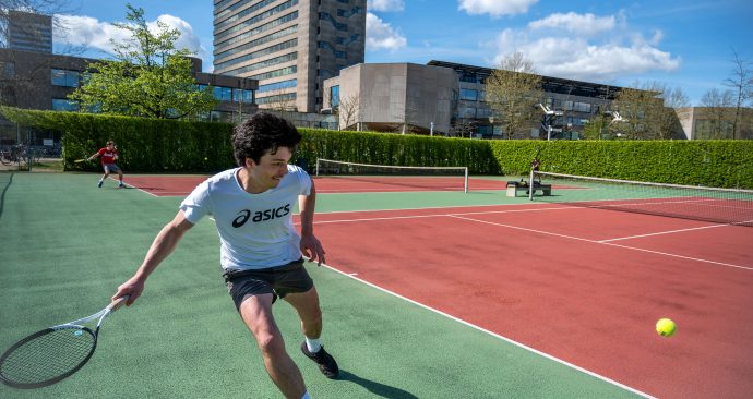 Erasmus Universiteit campus serie studenten tennis tenniscourt Tinbergen_100424-194_Ronald van den Heerik