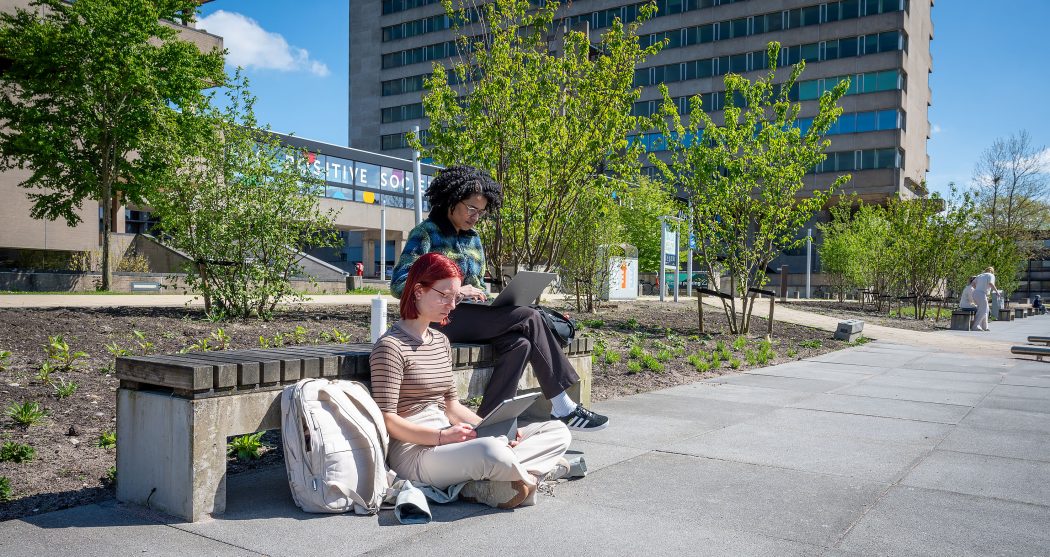 Erasmus Universiteit campus vijver Tinbergen loopbrug A gebouw studenten_2024_290424-167_Roanld van den Heerik