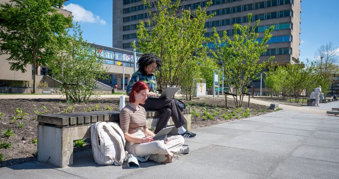 Erasmus Universiteit campus vijver Tinbergen loopbrug A gebouw studenten_2024_290424-167_Roanld van den Heerik