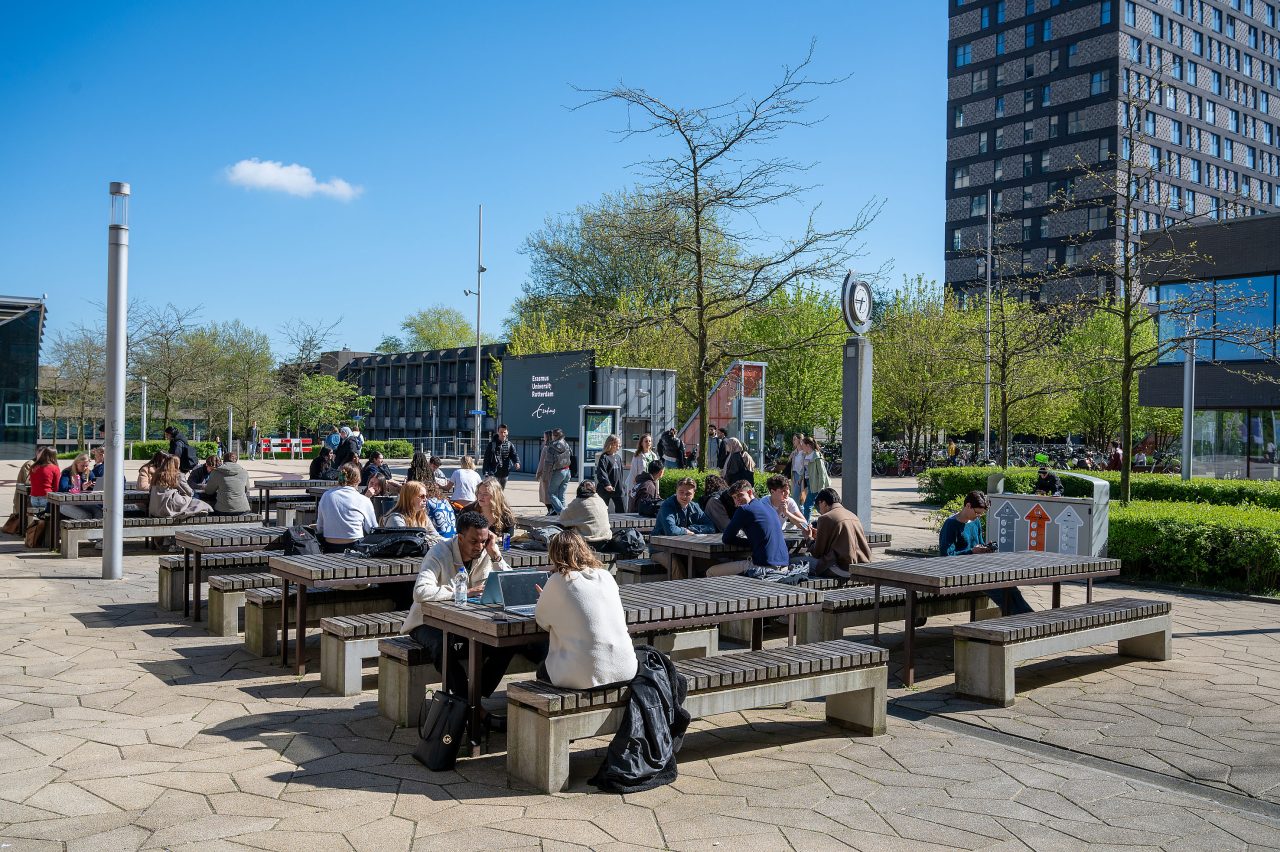 Erasmus Universiteit campus serie terras studenten foodcourt 2024_290424-014_Ronald van den Heerik