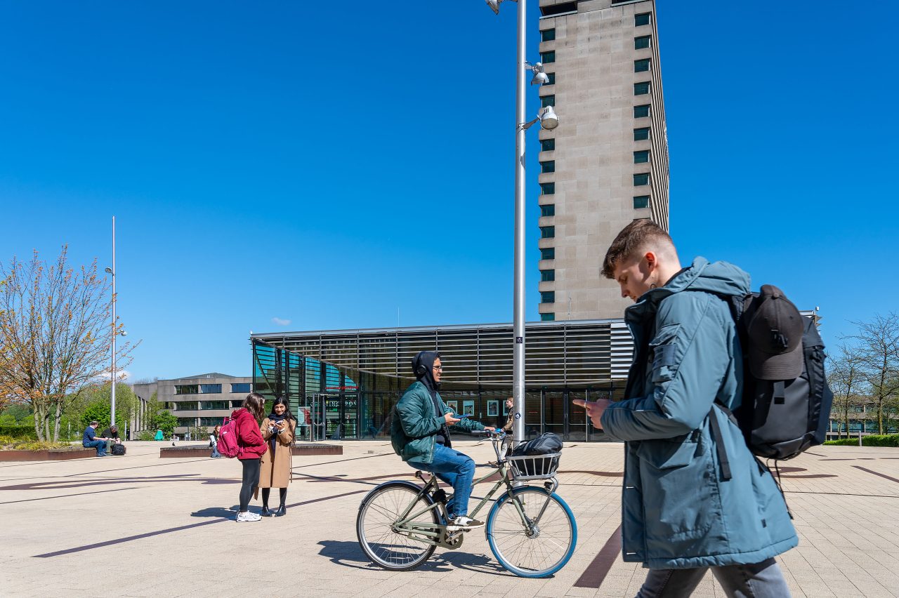 Erasmus Universiteit campus studenten voorbijgangers Paviljoen Tinbergen plaza 2024_290424-076_Ronald van den Heerik