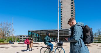 Erasmus Universiteit campus studenten voorbijgangers Paviljoen Tinbergen plaza 2024_290424-076_Ronald van den Heerik