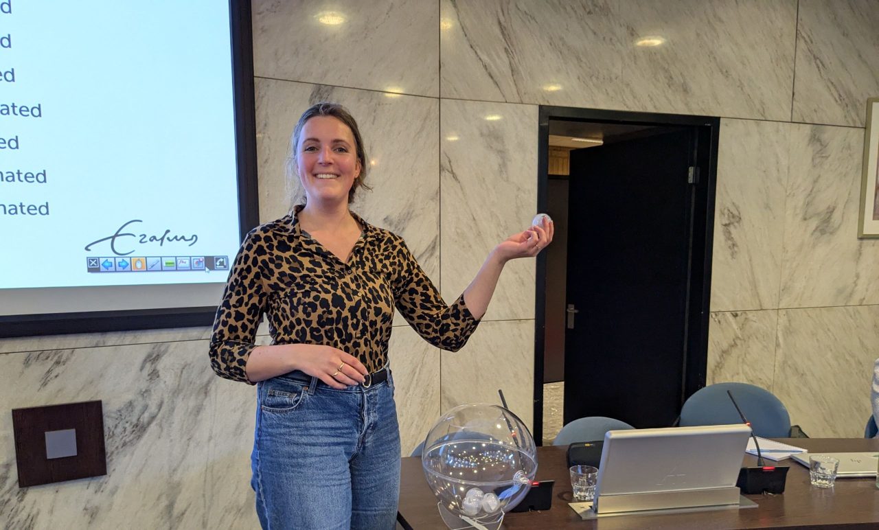 tessa moerland bolletje loting openbare hoorzitting universiteitsraad centraal stembureau foto Elmer Smaling