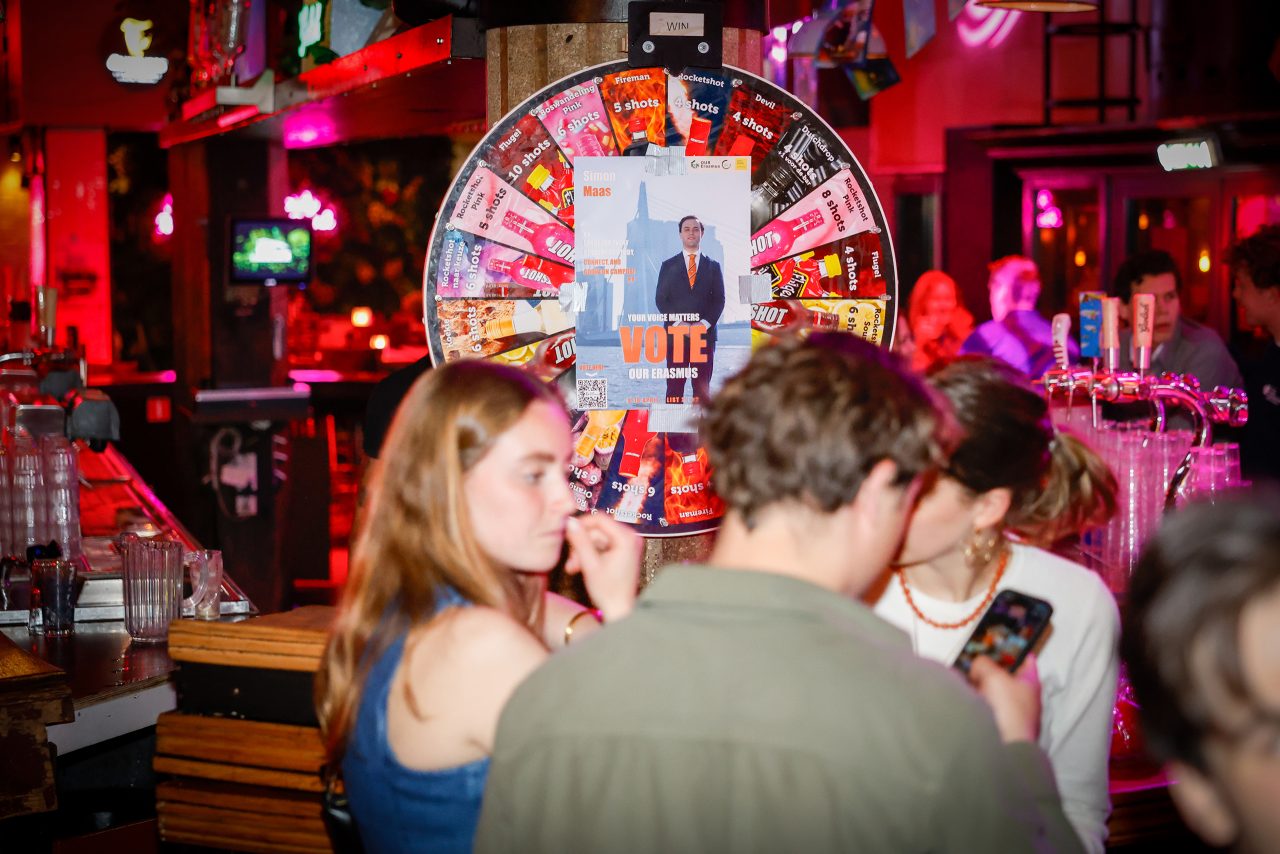 9.4.2025_OUR erasmus election party_cafe de beurs_bier_wheel of fortune_studenten_feest_Daan Stam_6