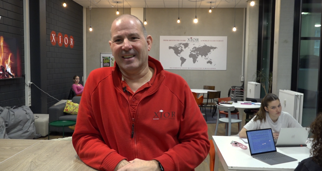Residence manager Michel in the study room of Xior Rotterdam