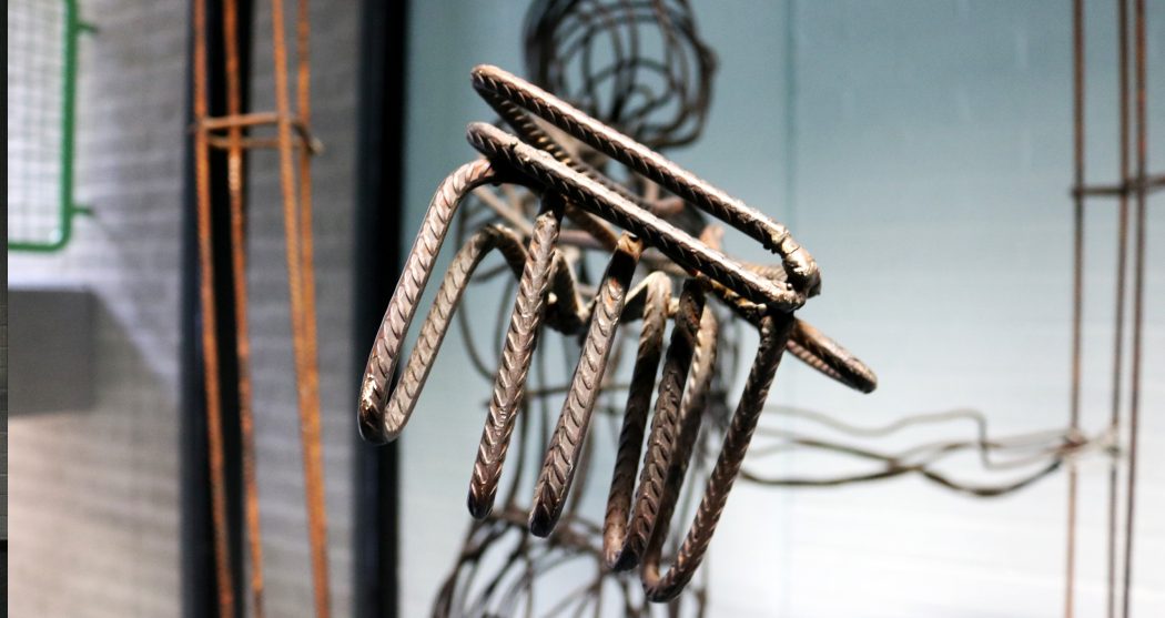 iron man artwork kunst ijzeren man mysterie wie g-gebouw unknown galerie erasmus hand closeup_3_Esther Dijkstra