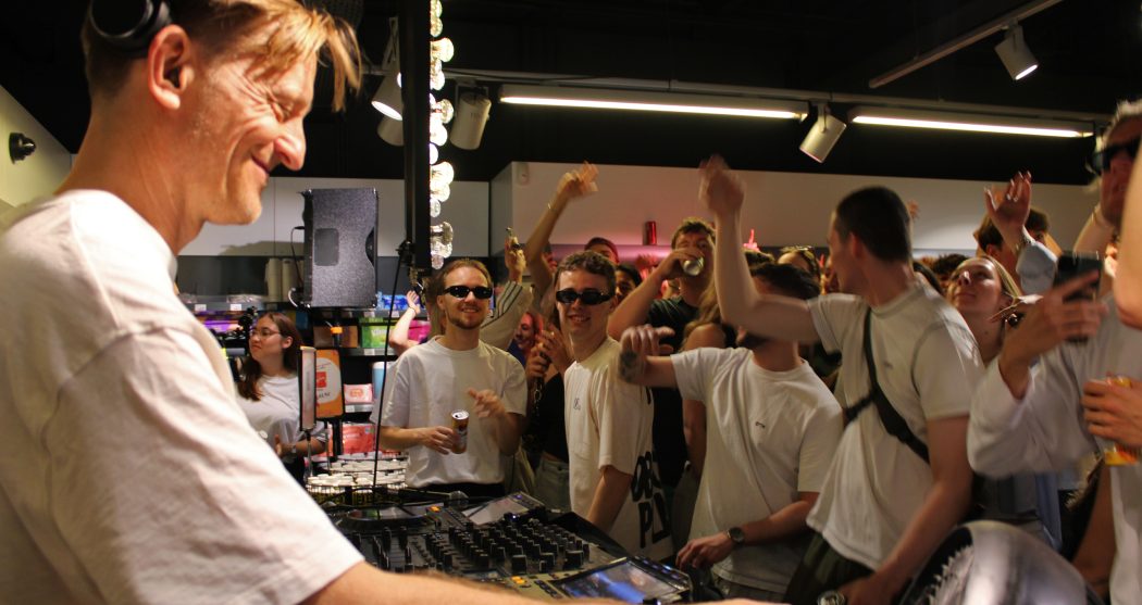 Rave_SPAR_DJ_Michel de Hey_binnen_studenten_dansen_promotie_earthwater_17.6.2025_2_Esther Dijkstra
