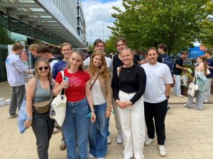 Eurekaweek 2025 Jamal op zoek naar verre vrienden Una met witte broek(2)