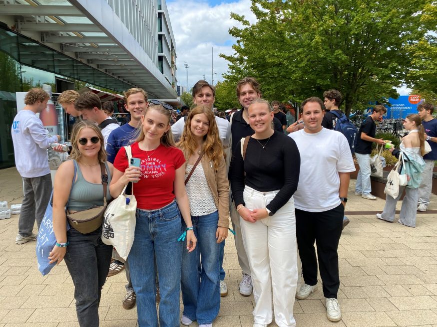 Eurekaweek 2025 Jamal op zoek naar verre vrienden Una met witte broek(2)